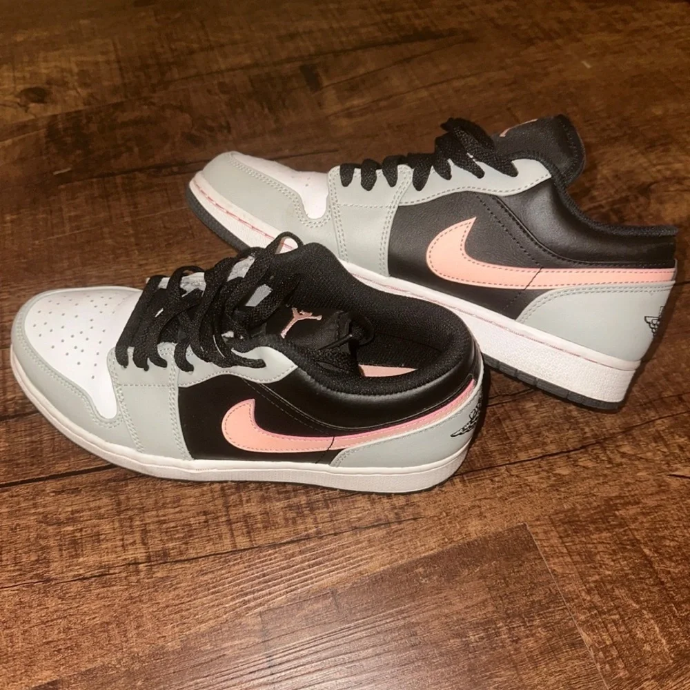 Air Jordan low 1s shoes - Picture 2 of 3